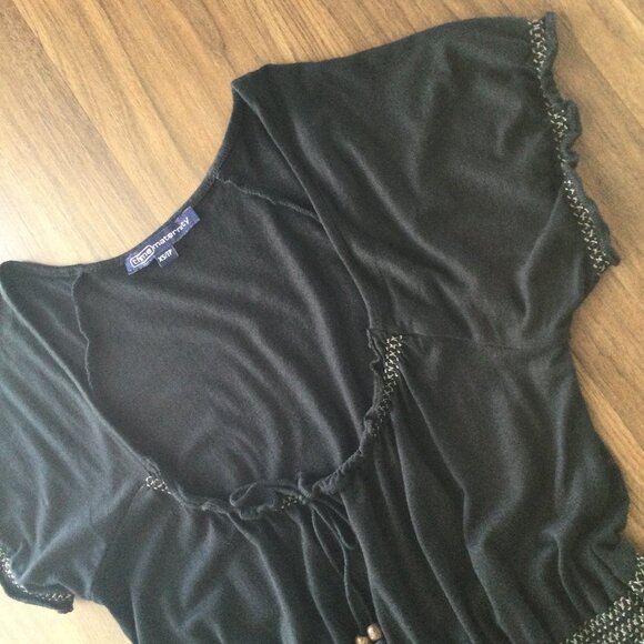 Maternity Wardrobe Bundle – 2 Dresses + 1 Short-Sleeve Sweater - Picture 4 of 13